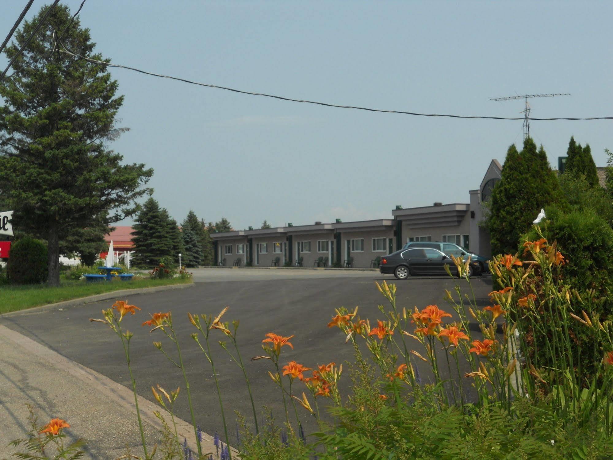 Motel Normandie Louiseville Buitenkant foto